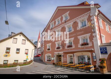 Nauders, Österreich - 22. September 2019: Im Zentrum des kleinen österreichischen Dorfes Nauders gibt es viele Restaurants, Bars und Sportgeschäfte Stockfoto