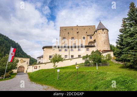 Nauders, Österreich - 22. September 2019: Auf einem Hügel südlich von Nauders (Tirol, Österreich) erhebt sich Schloss Naudersberg aus dem 12. Jahrhundert Stockfoto