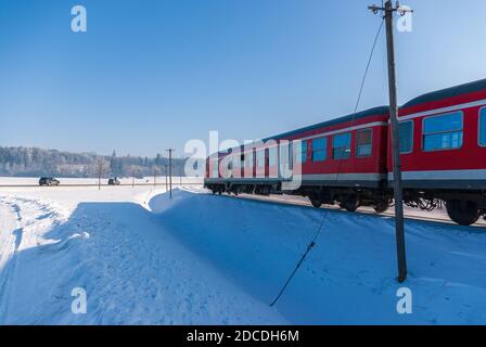 Diesellokomotive 218 431-5 mit DB Regio-Bussen auf den Gleisen auf der Schwäbischen Alb zwischen Gomadingen und Engstingen, Baden-Württemberg, Deutschland. Stockfoto