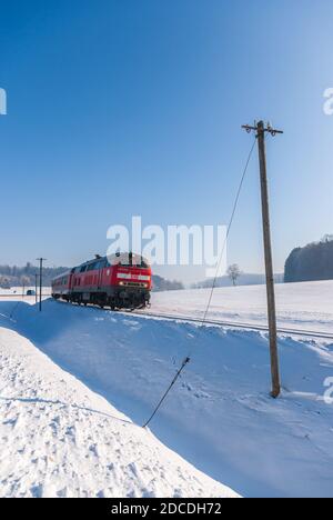 Diesellokomotive 218 431-5 mit DB Regio-Bussen auf den Gleisen auf der Schwäbischen Alb zwischen Gomadingen und Engstingen, Baden-Württemberg, Deutschland. Stockfoto