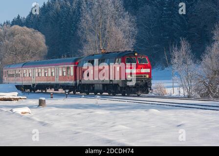 Diesellokomotive 218 431-5 mit DB Regio-Bussen auf den Gleisen auf der Schwäbischen Alb bei Grafeneck zwischen Münsingen und Marbach. Stockfoto