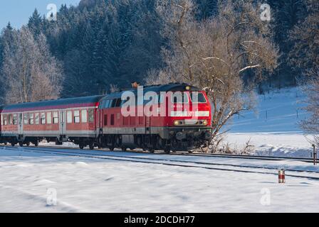 Diesellokomotive 218 431-5 mit DB Regio-Bussen auf den Gleisen auf der Schwäbischen Alb bei Grafeneck zwischen Münsingen und Marbach. Stockfoto