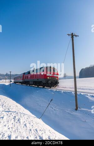 Diesellokomotive 218 431-5 mit DB Regio-Bussen auf den Gleisen auf der Schwäbischen Alb zwischen Gomadingen und Engstingen, Baden-Württemberg, Deutschland. Stockfoto