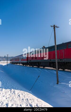 Diesellokomotive 218 431-5 mit DB Regio-Bussen auf den Gleisen auf der Schwäbischen Alb zwischen Gomadingen und Engstingen, Baden-Württemberg, Deutschland. Stockfoto