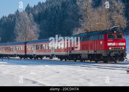 Diesellokomotive 218 431-5 mit DB Regio-Bussen auf den Gleisen auf der Schwäbischen Alb bei Grafeneck zwischen Münsingen und Marbach. Stockfoto