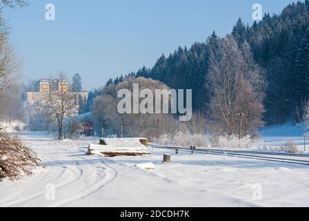 Diesellokomotive 218 431-5 mit DB Regio-Bussen auf den Gleisen auf der Schwäbischen Alb bei Grafeneck zwischen Münsingen und Marbach. Stockfoto