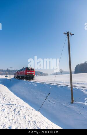 Diesellokomotive 218 431-5 mit DB Regio-Bussen auf den Gleisen auf der Schwäbischen Alb zwischen Gomadingen und Engstingen, Baden-Württemberg, Deutschland. Stockfoto