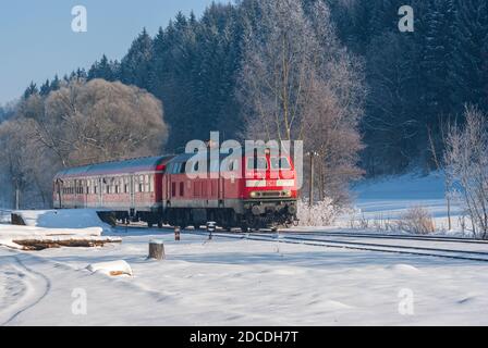 Diesellokomotive 218 431-5 mit DB Regio-Bussen auf den Gleisen auf der Schwäbischen Alb bei Grafeneck zwischen Münsingen und Marbach. Stockfoto