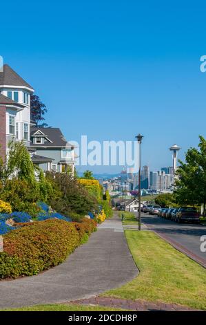 Blick auf die Skyline von Seattle vom West Highland Drive und Kerry Park in Queen Anne, Seattle, Washington. Stockfoto
