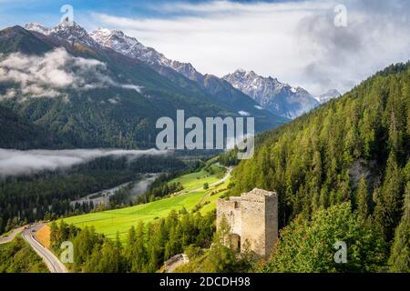 Silvretta Alpen rund um das Dorf Ramosch (Val Sinestra, Graubünden, Schweiz). Sie liegt im Unterengadiner Tal am Inn Stockfoto