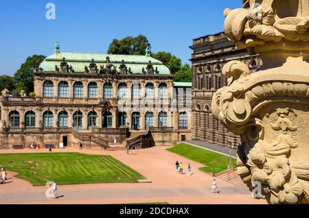 Landschaftliche Eindrücke aus dem Innenhof des Zwinger-Schlosses, Dresden, Sachsen, Deutschland. Stockfoto