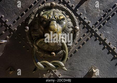 Türklopfer und Knauf in Form eines Löwenkopfes, Portal des Dresdner Residenzpalastes, Sachsen, Deutschland. Stockfoto