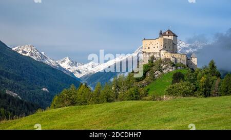 Berge rund um die Burg Tarasp, im Kanton Graubünden (Engadin) Schweiz. Tarasp ist ein Dorf in Graubünden, Schweiz Stockfoto