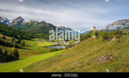 Berge rund um die Burg Tarasp, im Kanton Graubünden (Engadin) Schweiz. Tarasp ist ein Dorf in Graubünden, Schweiz Stockfoto