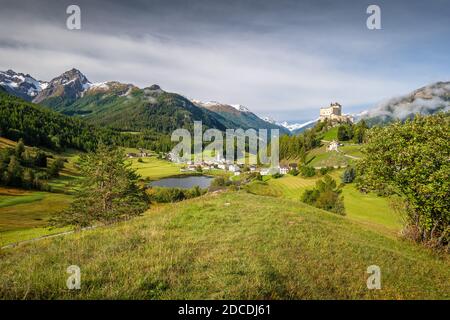 Berge rund um die Burg Tarasp, im Kanton Graubünden (Engadin) Schweiz. Tarasp ist ein Dorf in Graubünden, Schweiz Stockfoto
