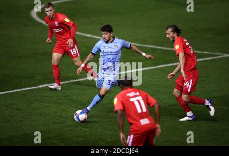 Josh Eccles (Mitte) von Coventry City und Ivan Sunjic von Birmingham City kämpfen während des Sky Bet Championship-Spiels im St. Andrew's Billion Trophy Stadium in Birmingham um den Ball. Stockfoto