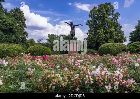 Tänzerstatue im Rosengarten des Skaryszew Parks in Warschau, Polen Stockfoto