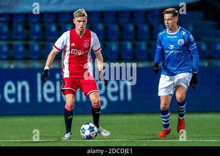 DEN Bosch, Niederlande. 20. Nov, 2020. Fußball, holländische Jupiler Liga, Saison 2020/2021, Jong Ajax Spieler Kenneth Taylor (L), FC Den Bosch Spieler Ringo Meerveld (R) während des Spiels Den Bosch - Jong Ajax Kredit: Pro Shots/Alamy Live News Stockfoto