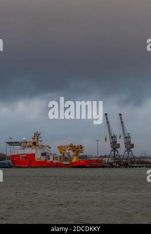 Ein Ölbohrgerät oder ein Versorgungsschiff für Windparks dockte am Militärhafen von Marchwood auf southampton Water, großbritannien, an Stockfoto