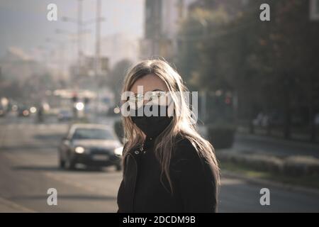 Allein Frau in Corona und Verschmutzung Zeit Stockfoto