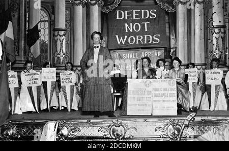 ETHEL SMYTH (1858-1944) Englische Komponistin und prominentes Mitglied der Frauenwahlbewegung bei einem Treffen der WSPU 1912 in London. Stockfoto
