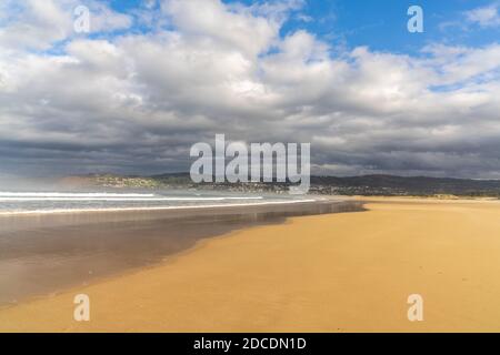 Ein schöner breiter leerer goldener Sandstrand in Spanien Stockfoto