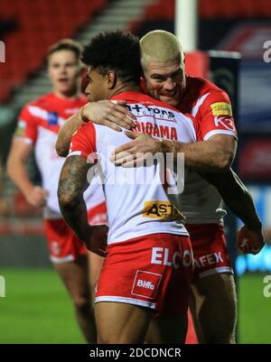 20. November 2020; Totally Wicked Stadium, Saint Helens, Merseyside, England; Betfred Super League Playoff Rugby, Saint Helens Saints gegen Catalan Dragons; Kevin Naiqama von St Helens feiert mit Teamkollege Kyle Amor nach einem Versuch nach 31 Minuten, um seinem Team eine 12-2-Führung zu geben Kredit: Action Plus Sports Images/Alamy Live News Stockfoto