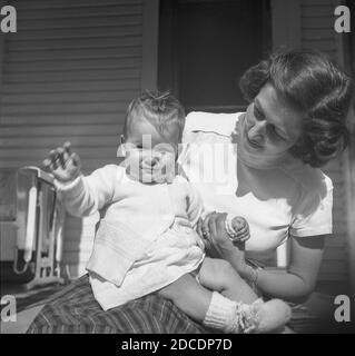 Mutter posiert mit Baby, USA 1949 Stockfoto