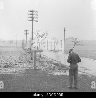 U.S. Army Officer fotografiert ein Schild in der Nachkriegszeit, Occupied Germany, 1950er Jahre Stockfoto