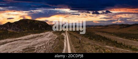 Schöne Aussicht auf Scenic Road von oben umgeben von Bergen Stockfoto