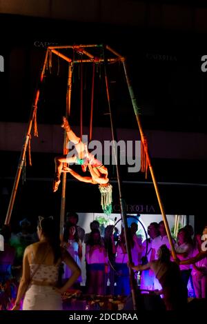 Straßenvorstellungen bei Nacht Zirkus und Musiker zu Fuß und Durchführung In der Stadt Stockfoto