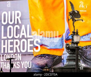 Keyworker-Unterstützungsbanner am Piccadilly Circus mit der Statue des Gottes der Liebe, Eros, im Vordergrund während der ersten covid-19 Pandemiesperre von 2020. Stockfoto