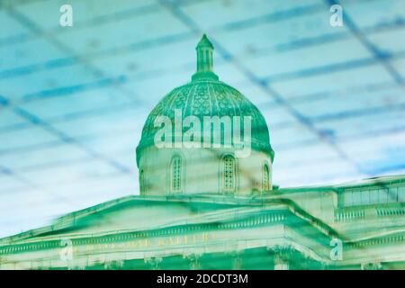 Wasserspiegelung der Nationalgalerie in den Brunnenbecken des Trafalgar Square. Stockfoto