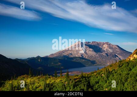 WA18331-00...WASHINGTON - Spirit Lake und Mount St. Helens vom Mount Margaret Trail aus gesehen im Mount St. Helens National Volcanic Monument. Stockfoto