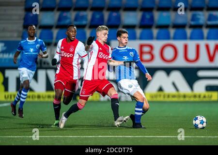 DEN Bosch, Niederlande. 20. Nov, 2020. Fußball, holländische Jupiler Liga, Saison 2020/2021, Jong Ajax Spieler Kenneth Taylor (L), FC Den Bosch Spieler Stan Maas (R) während des Spiels Den Bosch - Jong Ajax Kredit: Pro Shots/Alamy Live News Stockfoto