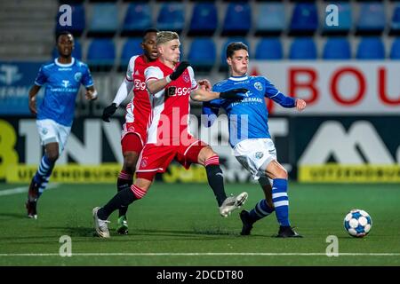 DEN Bosch, Niederlande. 20. Nov, 2020. Fußball, holländische Jupiler Liga, Saison 2020/2021, Jong Ajax Spieler Kenneth Taylor (L), FC Den Bosch Spieler Stan Maas (R) während des Spiels Den Bosch - Jong Ajax Kredit: Pro Shots/Alamy Live News Stockfoto