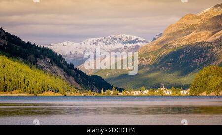 Untergeht die Sonne am wunderschönen Plaun da Lej, einer berühmten Bucht am Silsersee, im Oberengadiner Tal (Graubünden, Schweiz) Stockfoto