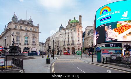 Keyworker-Unterstützungsbanner am Picadilly Circus mit der Statue des Eros im Vordergrund während der ersten covid-19 Pandemiesperre von 2020. Stockfoto