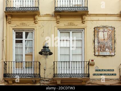 MALAGA, Spanien - 25. Dezember 2015: Heiliges Fliesengemälde an der Außenwand eines historischen Hauses am San Ignacio Platz Stockfoto