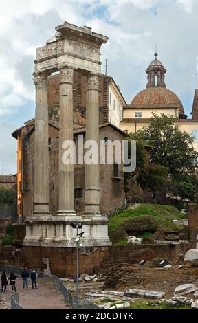 Ruinen des antiken römischen Tempels von Apollo Sosianus in Rom, Italien, neben dem Theater des Marcellus Stockfoto