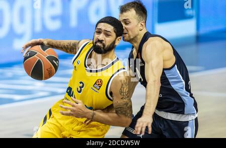 Berlin, Deutschland. November 2020. Basketball: Euroleague, Alba Berlin - Zenit St. Petersburg, Hauptrunde, 10. Spieltag, Mercedes-Benz Arena. ALBA Peyton Siva (l) kämpft gegen Kevin Pangos von Zenit St. Petersburg um den Ball. Quelle: Andreas Gora/dpa/Alamy Live News Stockfoto