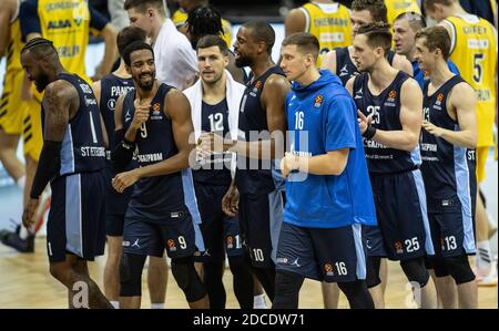 Berlin, Deutschland. November 2020. Basketball: Euroleague, Alba Berlin - Zenit St. Petersburg, Hauptrunde, 10. Spieltag, Mercedes-Benz Arena. K.C. Rivers (l-r), Austin Hollins, Billy Baron, will Thomas, Vladislav Trushkin, Mateusz Ponitka und Dmitri Khostow von Zenit St. Petersburg laufen über den Hof jubelnden nach dem Sieg. Quelle: Andreas Gora/dpa/Alamy Live News Stockfoto