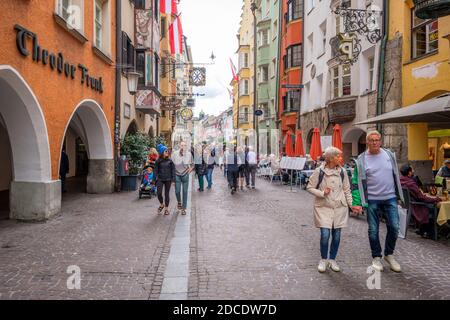 Innsbruck, Österreich - 25. September 2019: An einem regnerischen Septembertag spazieren Touristen und Einwohner durch die vielen Straßen der mittelalterlichen Stadt Innsbruck Stockfoto