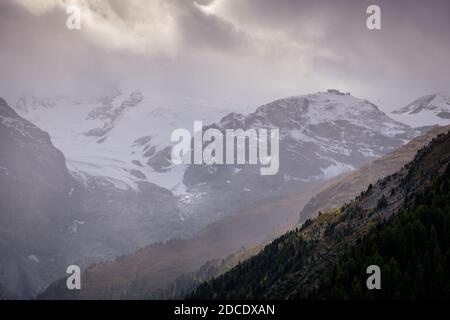 Im vinschgau in der Region Südtirol gibt es wunderschöne Berge wie die Ortler-Gruppe Stockfoto