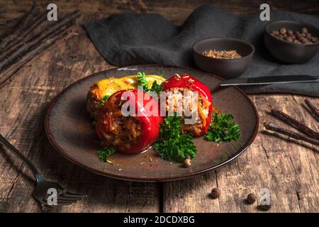 Paprika gefüllt mit Hackfleisch auf einem hölzernen braunen Hintergrund. Stockfoto
