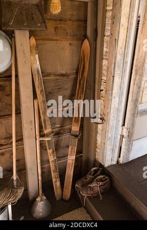 Vintage Holzskier und Lederschuhe gespendet an das Henry Schulhaus Museum in Wayan, Idaho. Stockfoto