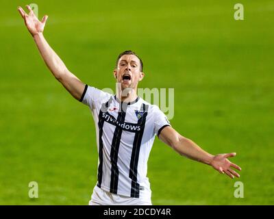 Dunfermline, Schottland, Großbritannien. 20. November 2020 Steven Whittaker von Dunfermline ruft während des schottischen Meisterschaftsspiels gegen Dunfermline V Hearts im East End Park Stadium Befehle aus. Kredit: Alan Rennie/Alamy Live Nachrichten Stockfoto