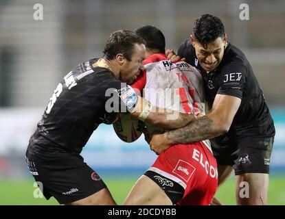 20. November 2020; Totally Wicked Stadium, Saint Helens, Merseyside, England; Betfred Super League Playoff Rugby, Saint Helens Saints gegen Catalan Dragons; James Maloney und Israel Folau von Catalan Dragons Tackle Zeb Taia von St Helens Credit: Action Plus Sports Images/Alamy Live News Stockfoto