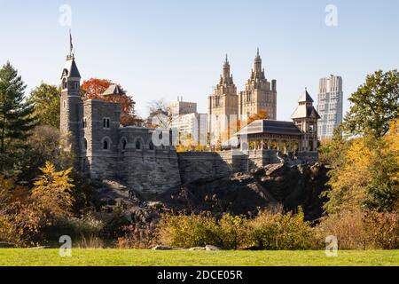 Schloss Belvedere und Schildkröte Teich im Central Park, New York City, USA Stockfoto