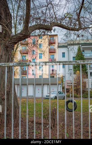 Schaukel für die Kinder. Aus Reifen. Reifen hält mit Seil auf Baum Ast Stockfoto